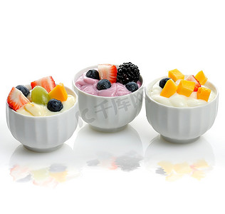 葡萄酸奶摄影照片_水果和浆果搭配的新鲜酸奶