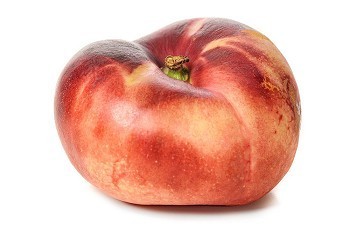 白色背景下分离的成熟桃子