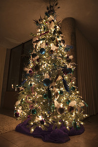 圣诞树用天灯点亮，用小玩意儿装饰