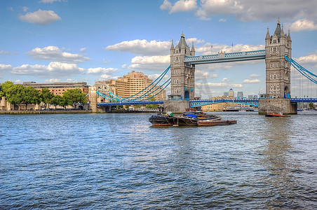 伦敦与锐利；S塔桥沐浴在明夏的阳光下&锐利；S的日子