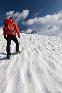 砥砺奋进谱新篇摄影照片_一名男性登山者在冰川上向上行走。勃朗峰，法国。