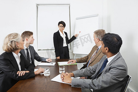 年轻女子在商务会议中使用白板