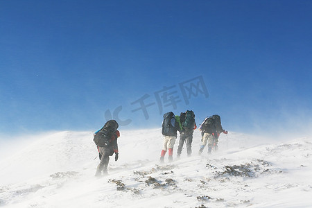 山里的徒步旅行者