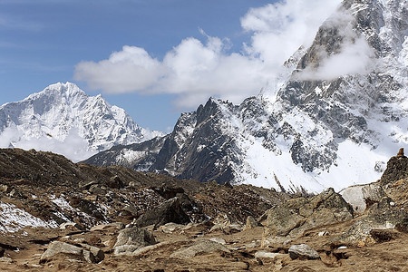 标题底图动感云雾摄影照片_云雾中的高山。尼泊尔。珠穆朗玛峰