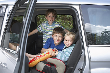 三个男孩(3-11岁)在车里，肖像