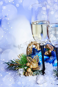 庆典香槟摄影照片_新年和圣诞庆典。节日装饰的两个香槟酒杯。