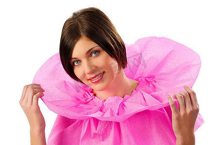 年轻可爱的黑发女郎穿着原创的粉色纸领连衣裙，在镜头前看起来很甜蜜