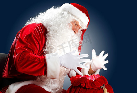 圣诞老人带着他的魔法礼物，红色的袋子装满了礼物