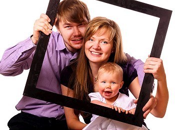 可爱相框摄影照片_白色背景的相框内有婴儿的幸福家庭