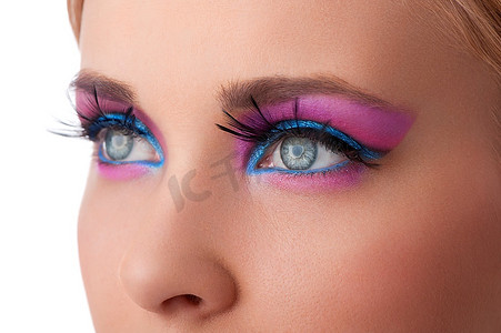 特写一位化妆蓝粉相间的美女模特的眼睛