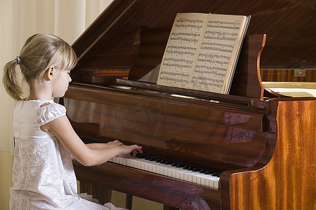 女孩(5-6岁)弹钢琴
