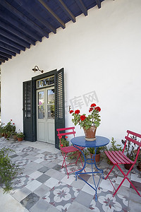 盆栽椅子摄影照片_塞浦路斯，地中海古董屋的阳台