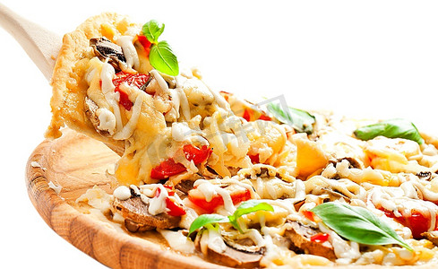素食披萨配辣椒、蘑菇、西红柿、橄榄和罗勒