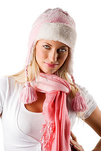 一位年轻漂亮的模特，穿着白色冬装，戴着漂亮的帽子和粉色围巾