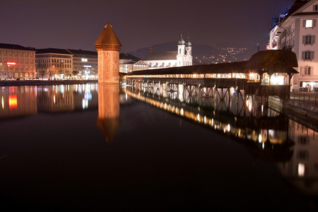 瑞士卢塞恩摄影照片_瑞士礼拜堂大桥的卢塞恩湖景观