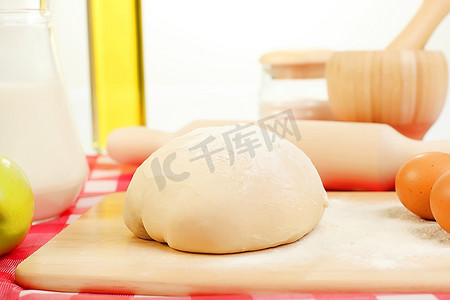 在餐桌上制作面包的不同产品