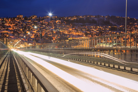 诺特摄影照片_挪威特罗姆斯黄昏时分通往城市的公路特罗姆索大桥