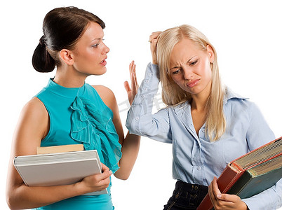 两个女学生在聊天。一个看起来很担心的人，可能是为了考试。