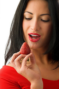 红唇的漂亮女人看起来像草莓，做鬼脸