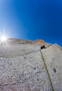 砥砺奋进谱新篇摄影照片_在坚硬的垂直坡度上的男性登山者。法国西阿尔卑斯山勃朗峰小卡普金。