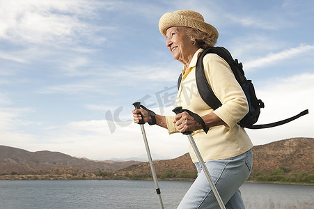 户外运动老外摄影照片_带着拐杖的老年女子定向运动
