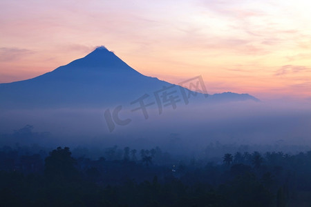 印度尼西亚日惹婆罗浮图默拉皮火山的日出山景