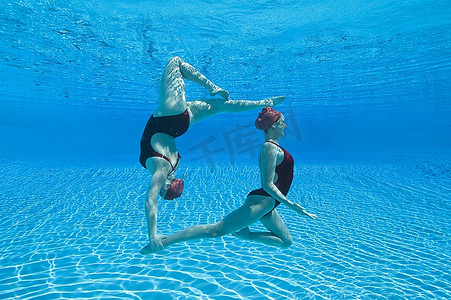 花样游泳摄影照片_花样游泳运动员水下平衡