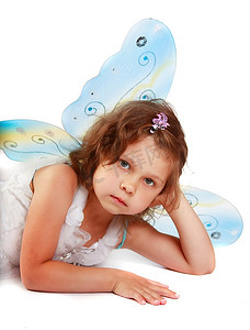 美丽的女孩在一个童话服装与蝴蝶翅膀
