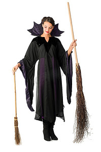 巫婆背景摄影照片_漂亮的巫婆在黑色的衣服与2扫帚一大一小