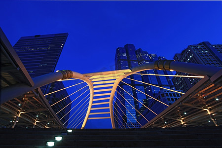 曼谷商业区的公共天桥，市中心的夜景