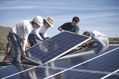 一群人在研究太阳能嵌板
