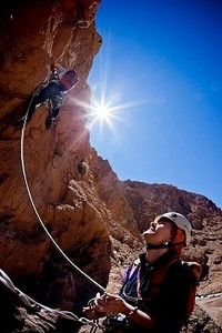 在非洲马鲁克阿特拉斯的托德拉山谷，一名女登山者在攀岩中保护着领队。