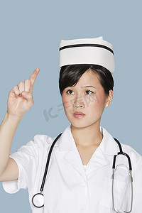 年轻护士在浅蓝色背景上使用透明屏幕