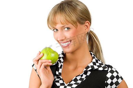 年轻漂亮的女人，一手拿着一个绿苹果，看着镜头，微笑着