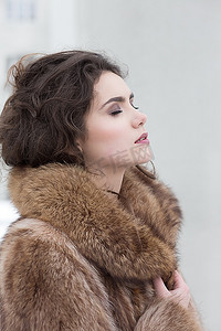 激情pk摄影照片_喜爱。深情、梦幻般的性感女人，穿着《梦幻岛》中的毛皮大衣。宁静