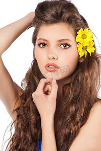 一位年轻清新的黑发女郎戴着鲜花摆姿势的时尚写真