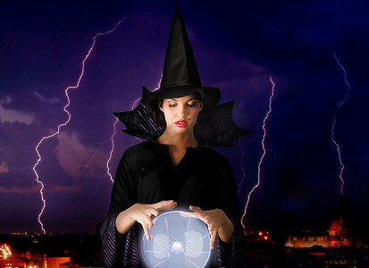 女巫摄影照片_背景中有魔法水晶球和闪电的女巫