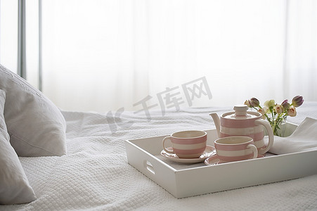早餐托盘上的粉色条纹茶具