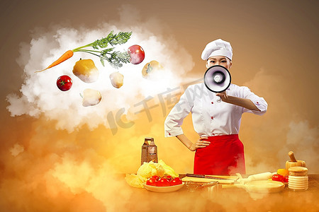 亚洲女性厨师拿着扩音器蔬菜飞行在空气中