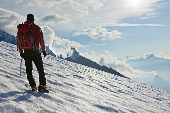 一名男性登山者在冰川上向上行走。勃朗峰，法国。