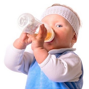 可爱蓝色摄影照片_婴儿正在用塑料瓶喝水