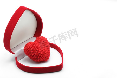 礼盒元素摄影照片_红色天鹅绒白底奢华礼盒中的红心作为爱情情人节的概念