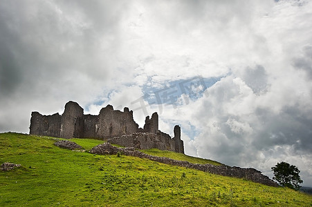 忧郁摄影照片_中世纪城堡废墟在忧郁的天空背景下的美丽形象
