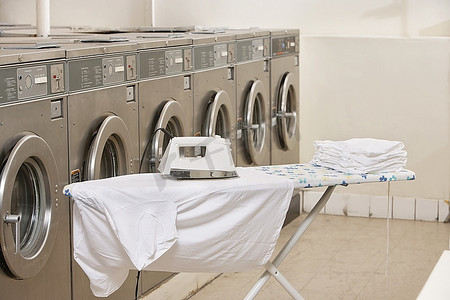 自助洗衣店提供带洗衣机的熨衣板