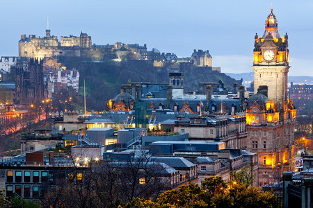 英国苏格兰卡尔顿山黄昏的爱丁堡城市风光