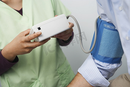 血压被动摄影照片_医生检查病人血压，特写