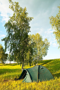 绿色草原上的帐篷