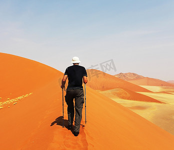 在沙漠中徒步旅行