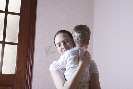 母亲抱着儿子幸福地笑着