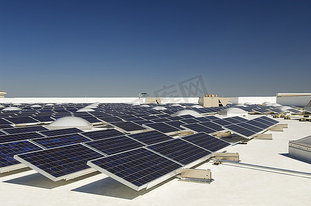 能量社交摄影照片_太阳能发电厂中的太阳能电池板